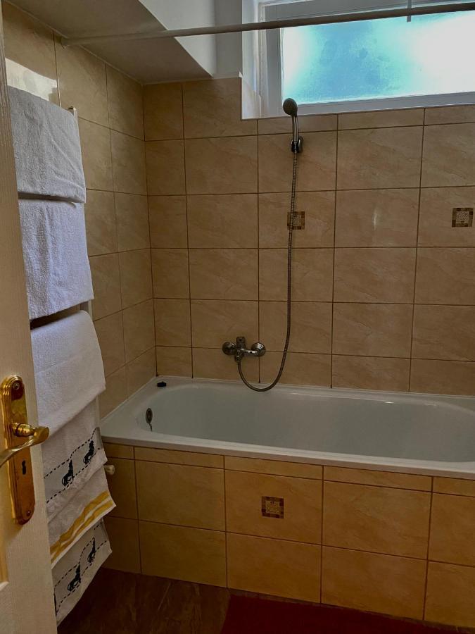 Appartamento Grande Familia Apartman Eger Esterno foto